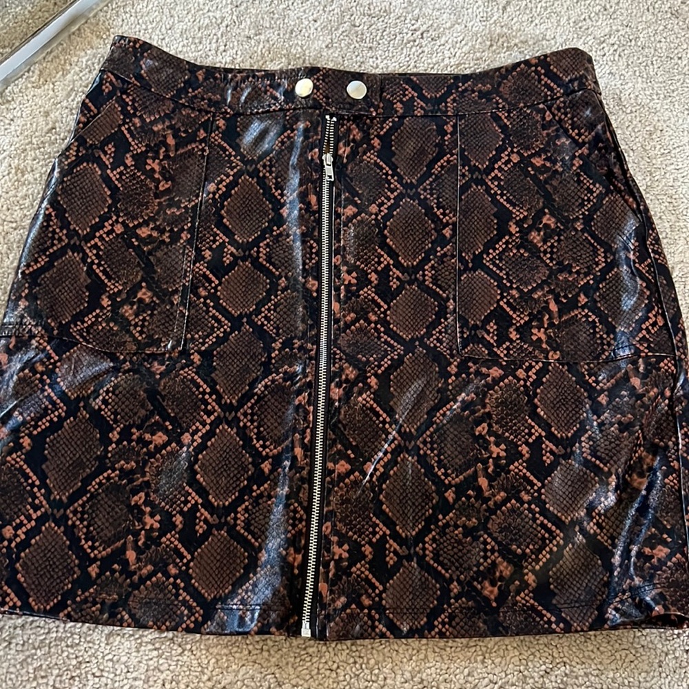 Shinestar zip down snakeprint skirt